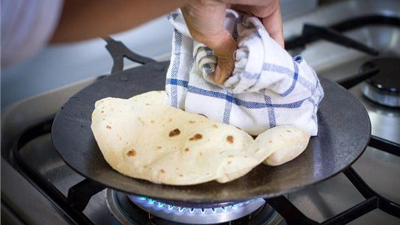pouring water on hot tawa cause in hindi