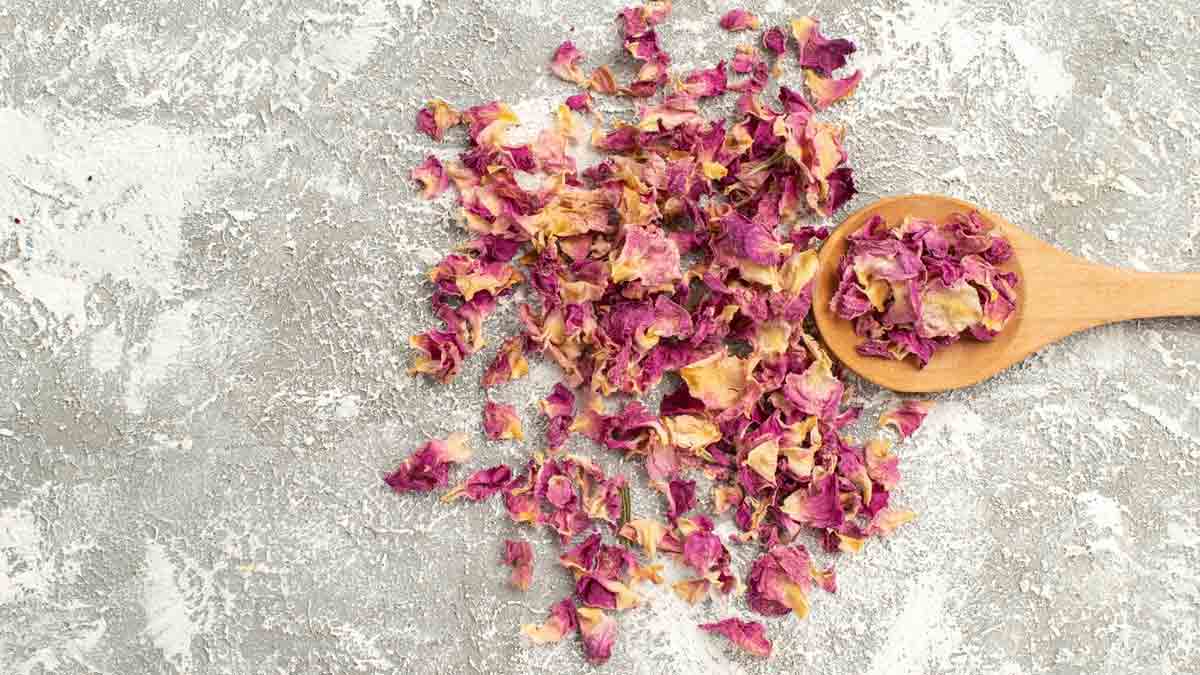 50 की उम्र में भी चेहरे पर आएगा निखार, गुलाब की पंखुड़ियों से घर पर