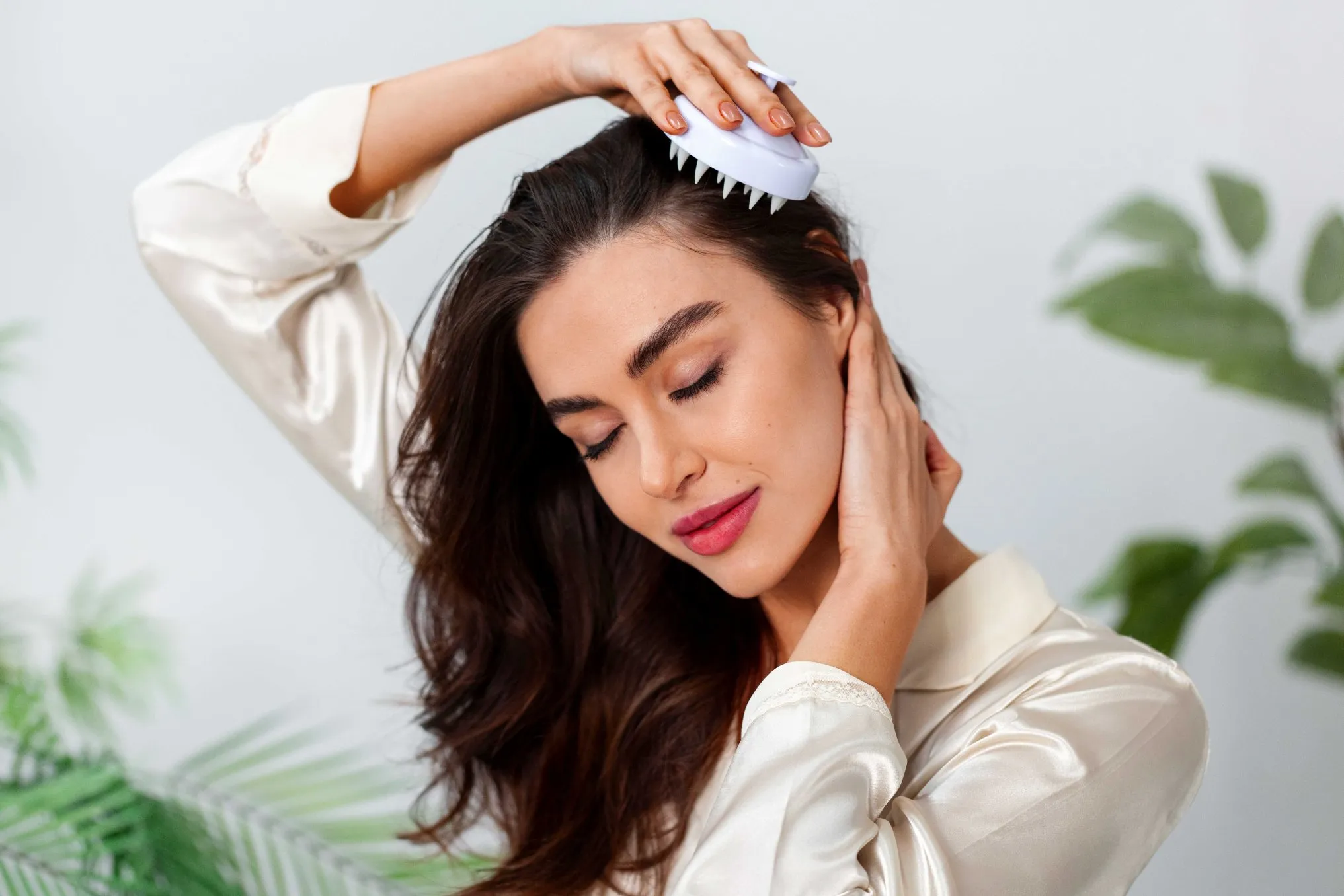 compressed_compressed_woman-doing-herself-scalp-massage