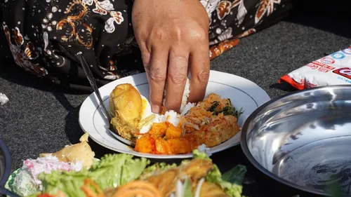 health benefits of eating with hands