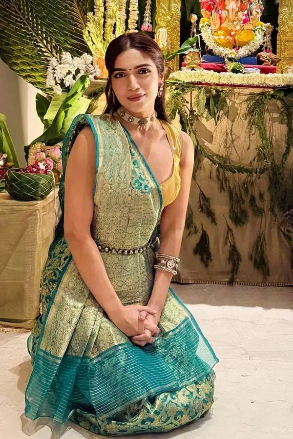 how-to-style-traditional-saree-for new-look