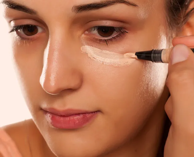 aaplying-concealer-on-dark-circles