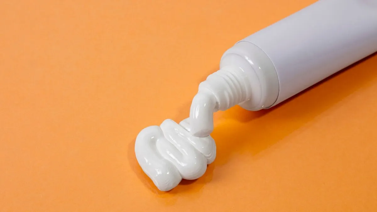 toothpaste-cleaning-hacks-diy