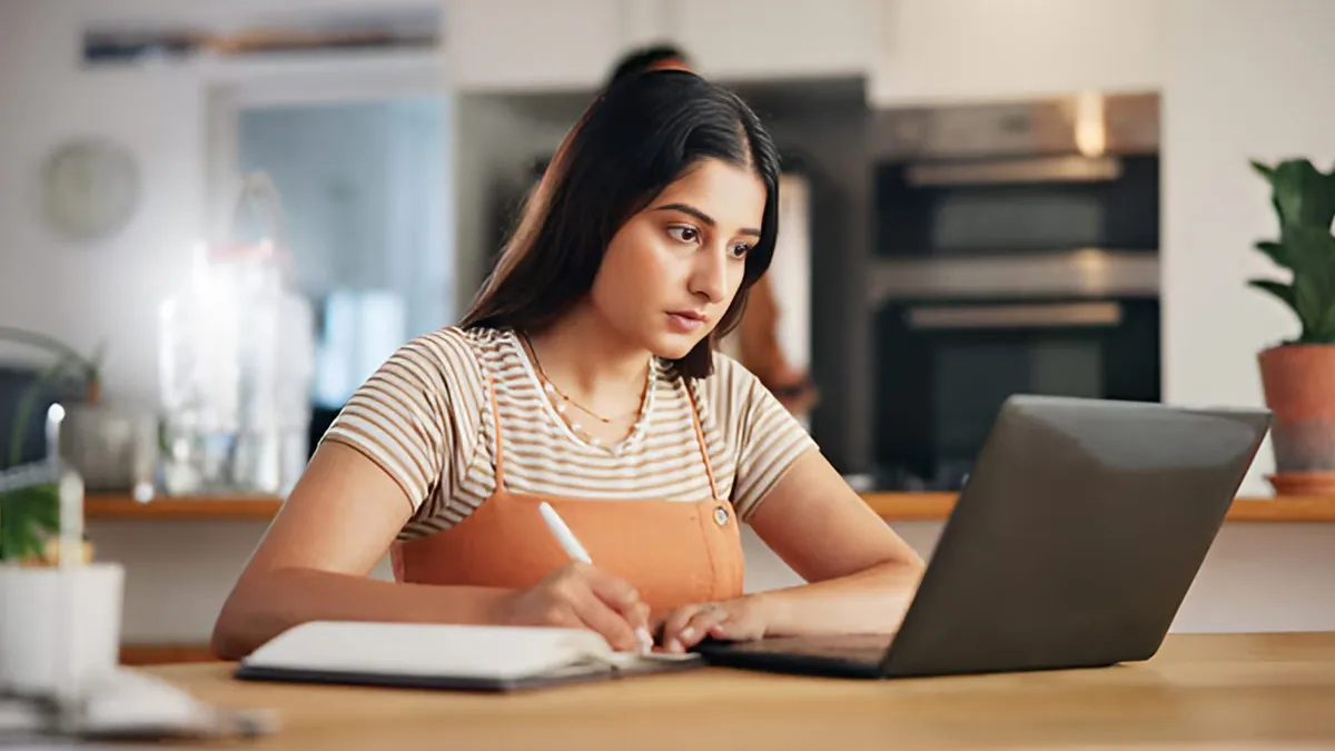 women earning tips (magnific)