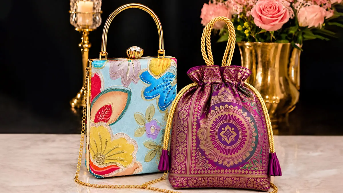 smart ways to carry phone in garba 2026