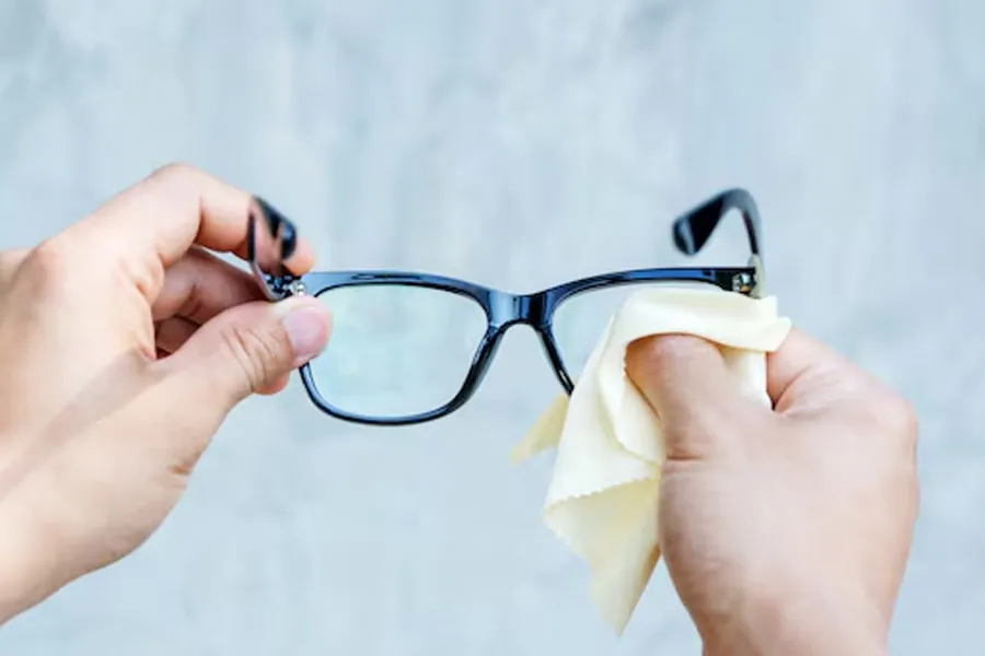 chashma kapda kaise saaf kare