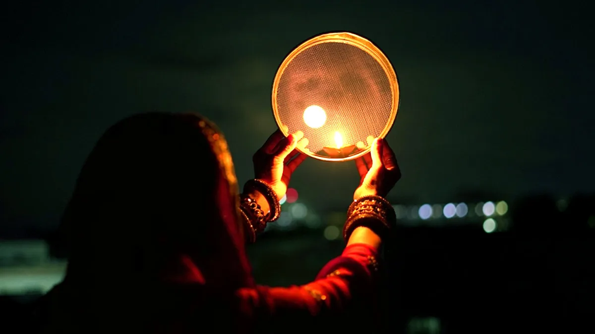 meaning of seeing moon through sieve