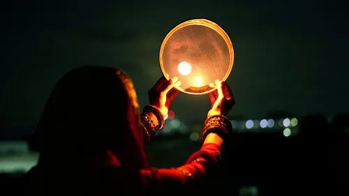 meaning of seeing moon through sieve