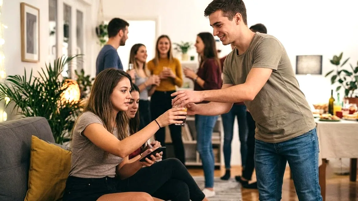 safety tips for women to follow before accepting a drink from stranger