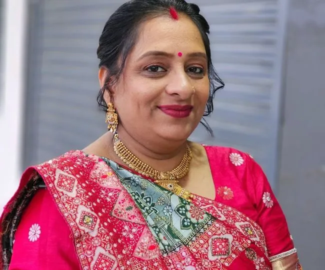 makeup tips for karwa chauth 2026 50 plus women (3)
