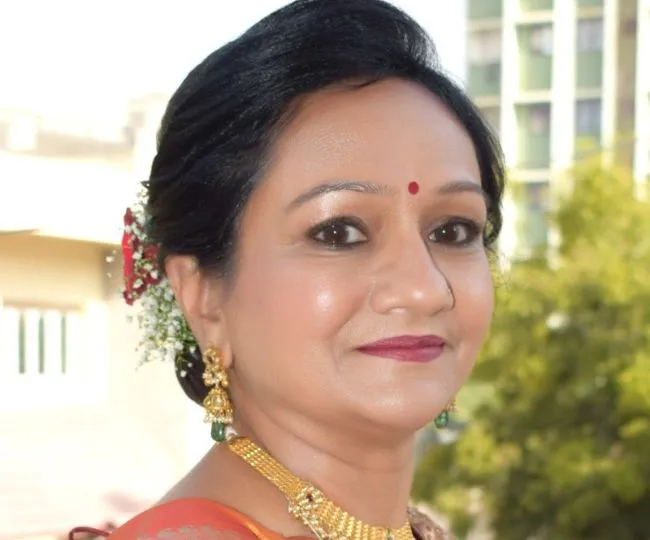 makeup tips for karwa chauth 2026 50 plus women (4)