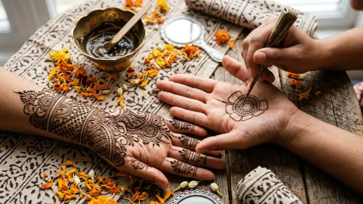 right time to apply mehndi on hands in karwa chauth 2026 (1)