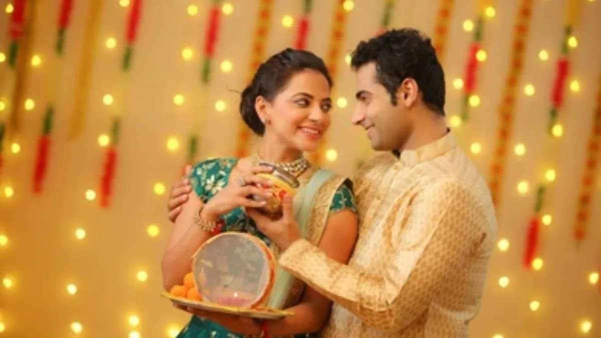 how modern husbands fasting for wives in karwa chauth (2)