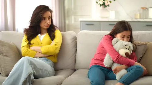 बच्चा हर बात पर करता है जिद और गुस्सा? माता-पिता की ये 5 गलतियां हो सकती हैं वजह