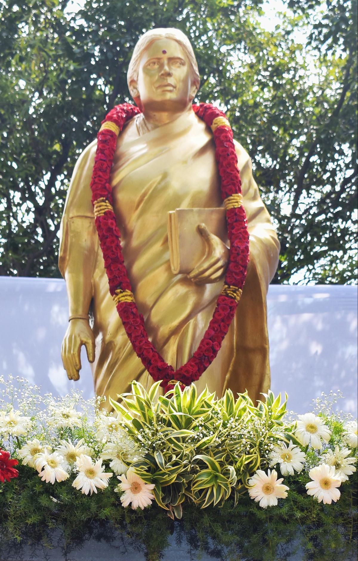 Anjalai Ammal statue