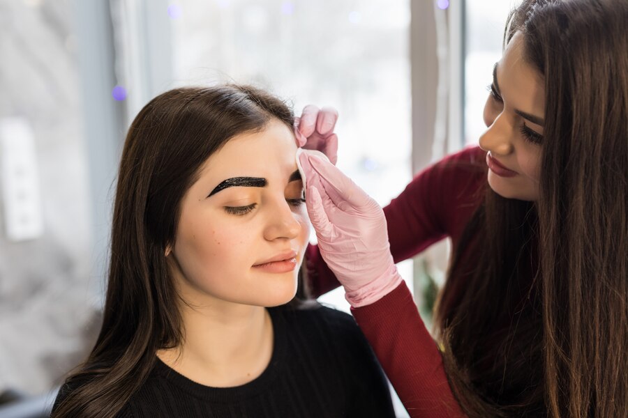 smiling-eyebrow-master-doing-her-best-make-up-procedure_231208-3568