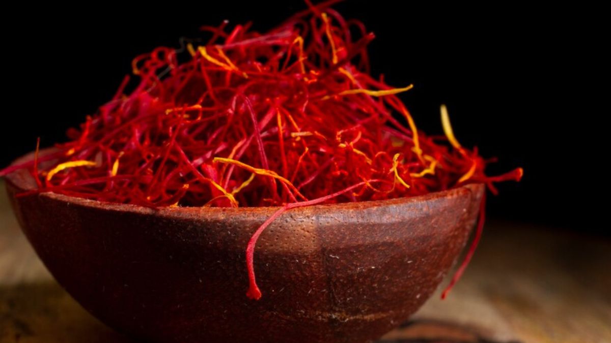 5 diy ways to use saffron to get shiny and glowing skin naturally-1