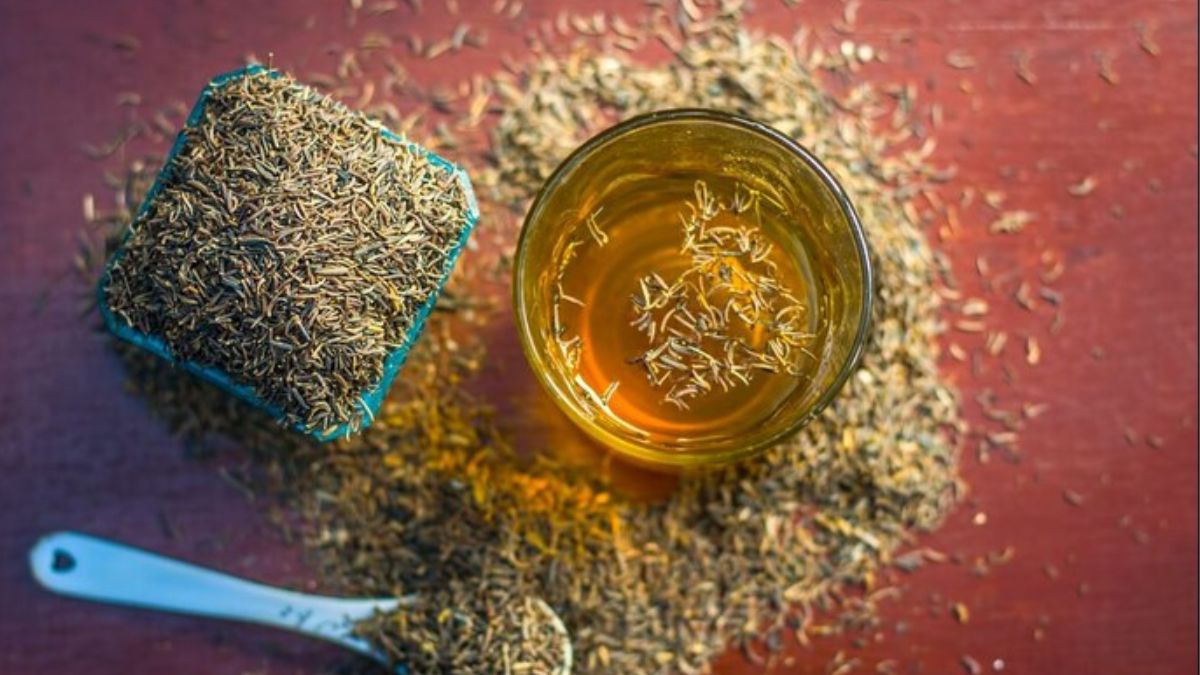 drinking-cumin-water-brings-a-special-glow-on-the-face-within-10-days-1731409213055