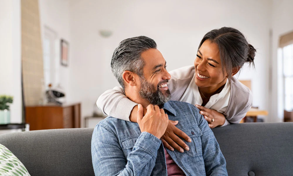 couple-laughing-and-embracing_1000x
