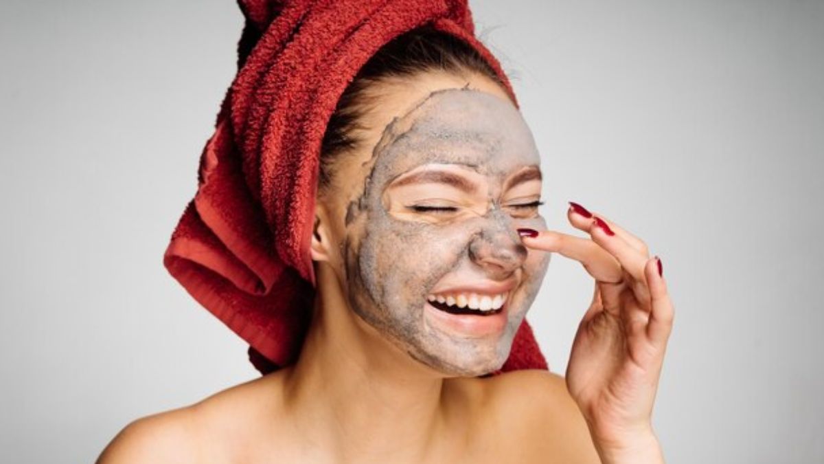 இயற்கையான முறையில் ஒளிரும் மற்றும் பிரகாசமான சருமத்தைப் பெற கரி முகமூடியை பயன்படுத்தலாம்