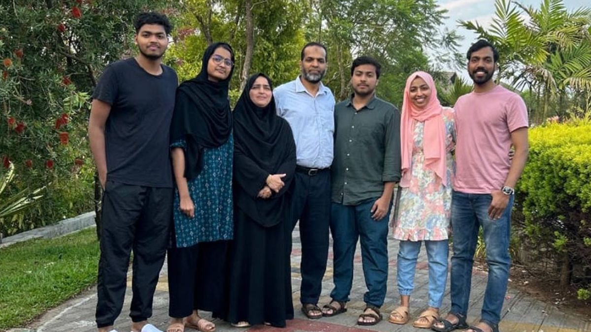 47 வயதாகும் ஜுவானா அப்துல்லா அவர் பிள்ளைகள் சொல்லி கொடுத்து நீட் முதல் தேர்ச்சியிலே வெற்றிபெற்றுள்ளார்