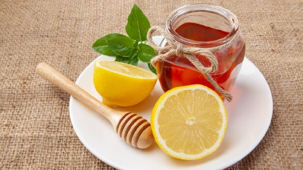 Lemon and honey tea