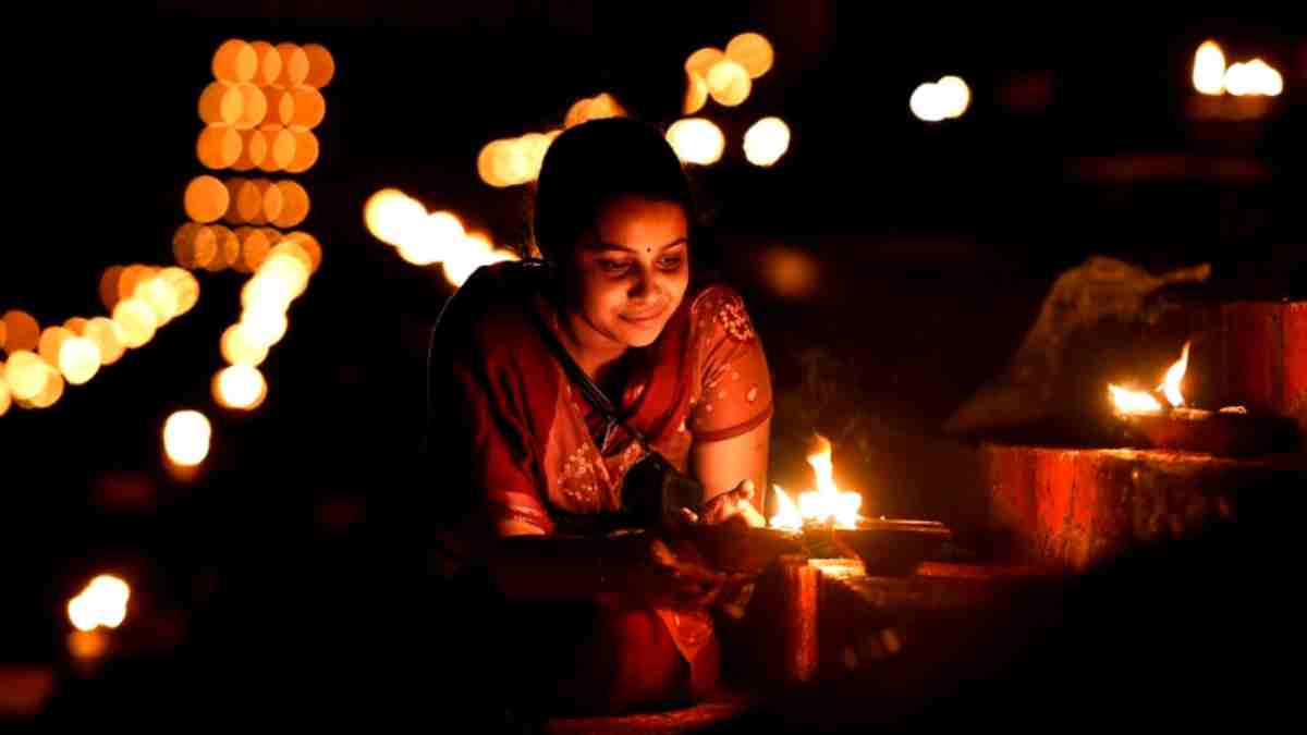 கார்த்திகை மாதத்தில் கடவுளின் அருளைப் பெற வீட்டில் எப்படி விளக்கேற்ற வேண்டும் தெரியுமா?