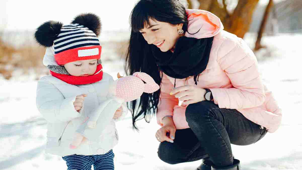 அடிக்கிற குளிரிலிருந்து குழந்தைகளைப் பாதுகாப்புடன் வைத்திருக்க பெற்றோர்கள் பின்பற்ற வேண்டியது இவை தான்!