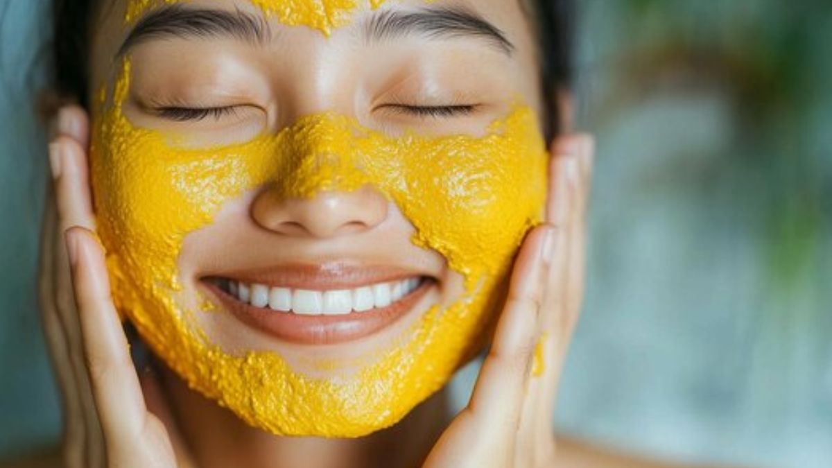Turmeric Face Pack: மஞ்சளை இந்த 5 பொருட்களுடன் பயன்படுத்தி சருமத்தின் அனைத்துப் பிரச்சனைகளையும் போக்கலாம்