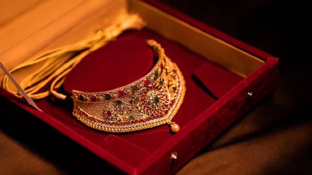 Today's Gold Rate in Chennai 18, 22 and 24 Carat: தொடர்ந்து அதிகரித்து வரும் தங்கம், வெள்ளி விலை; வாடிக்கையாளர்கள் கவலை