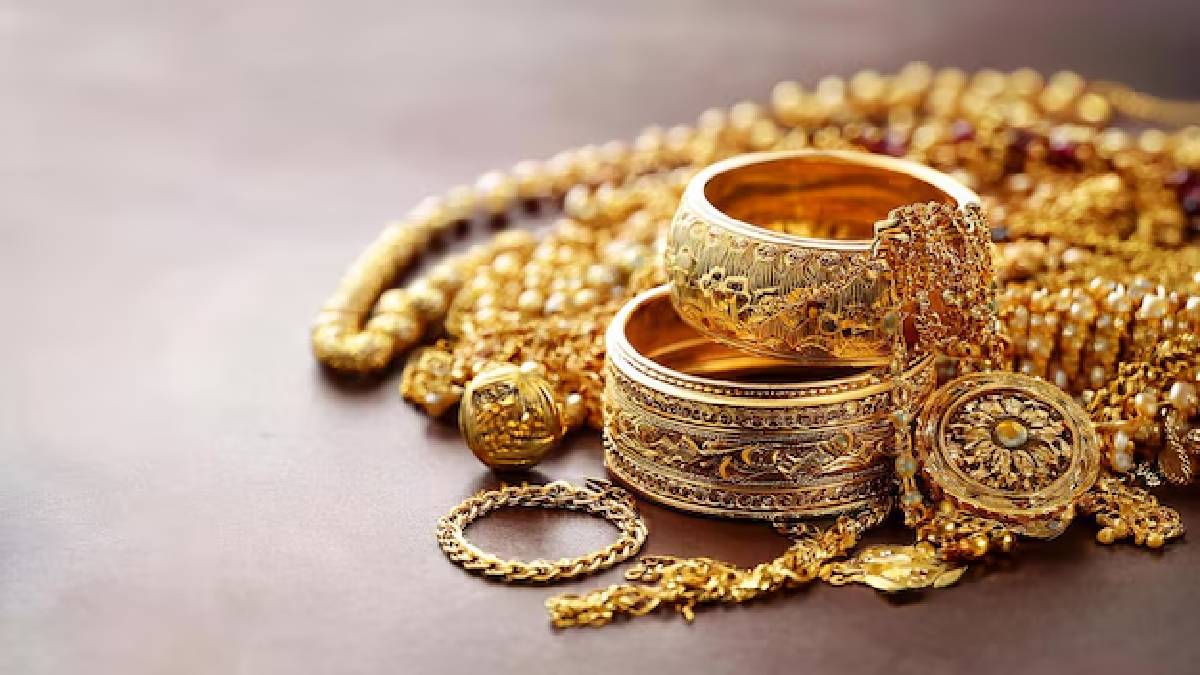 Today's Gold Rate in Chennai 18, 22 and 24 Carat: சற்று குறைந்த தங்கம், வெள்ளி விலை; இன்றைய நிலவரம் என்ன?