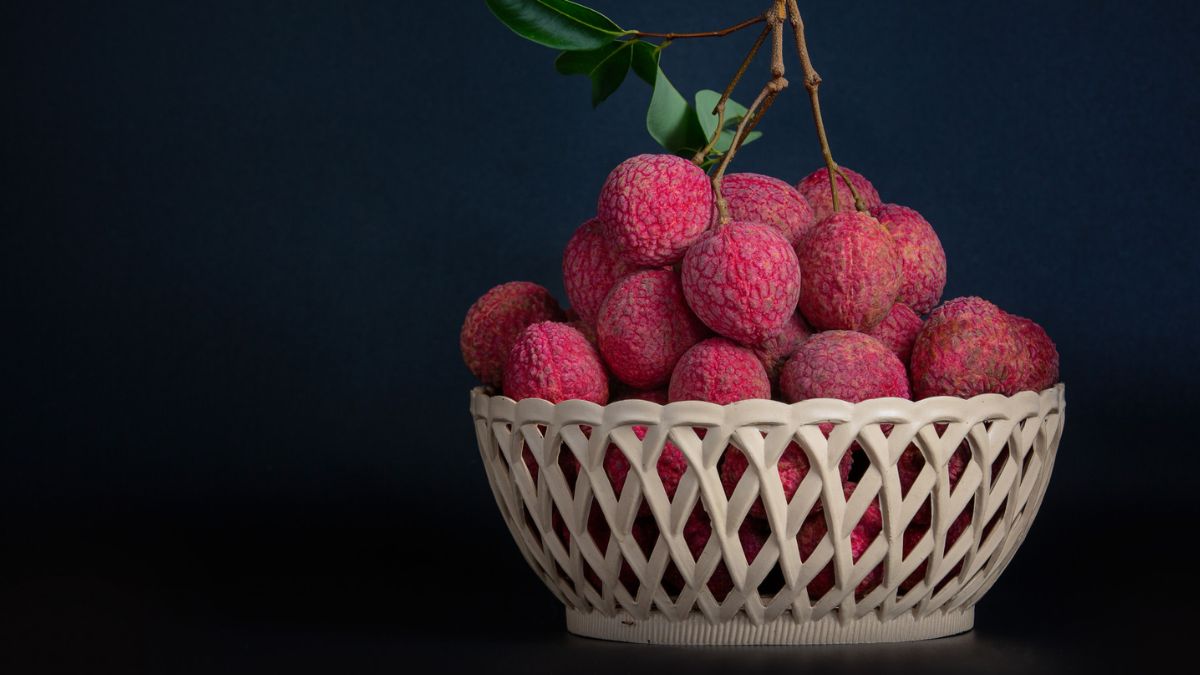 Lychee Face Pack: உணர்திறன் வாய்ந்த சருமம் உள்ள பெண்கள் லிச்சி கலந்த இந்த ஃபேஸ் பேக்கை பயன்படுத்தவும்