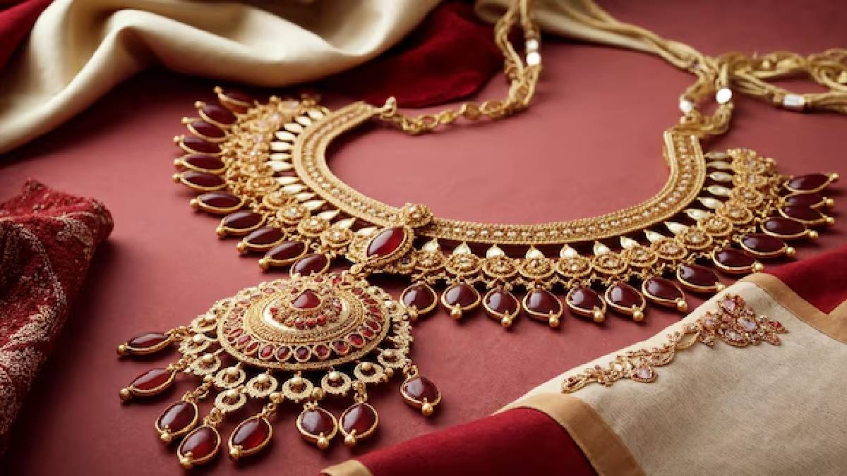 Today's Gold Rate in Chennai 18, 22 and 24 Carat: உச்சம் தொட்ட தங்கம், வெள்ளி விலை; இன்றைய நிலவரம் என்ன?