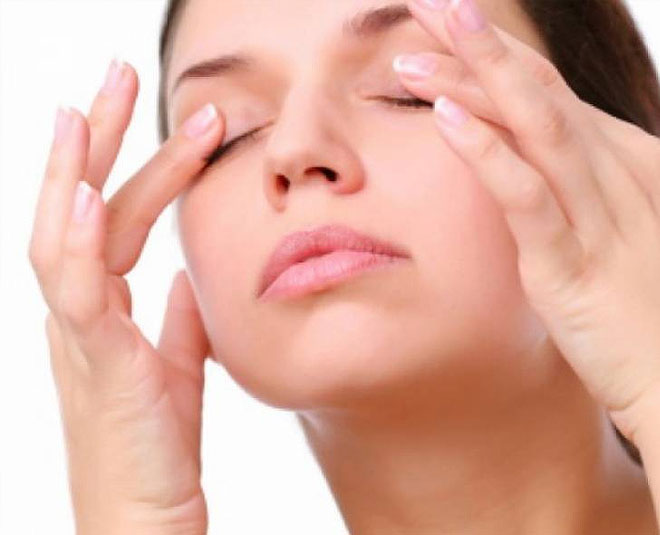 उंगुलियों से करें मालिश EASY TIPS TO REMOVE DARK CIRCLE inside image