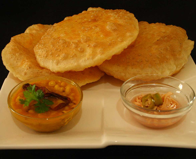 रविवार- छोले भटूरे food according to day inside