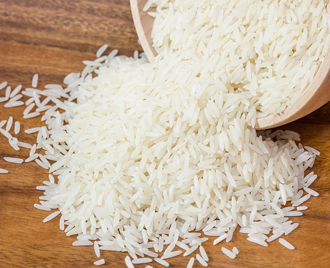 चावल से रखें चेहरे को tan free Homemade scruber rice