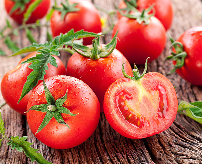 टमाटर से बनायें चेहरे को पिम्पल्स फ्री Homemade scruber tomato