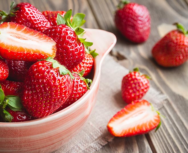 स्ट्रॉबेरी से दूर करें चेहरे के दाग धब्बे anti aging mask strawberry