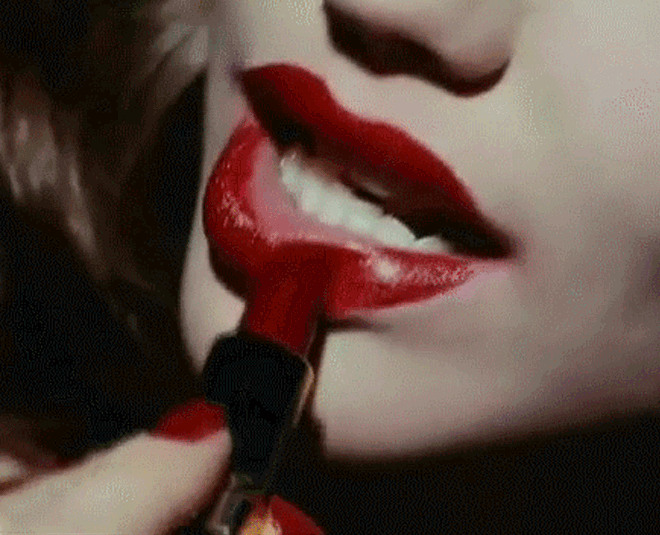 Песня губная помада. Губы девушки с помадой. Гифки женщин красят губы. Гифки губы.