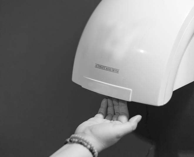 Hand Dryer Make You Sick Harmful Bacteria in Hindi hand dryer make