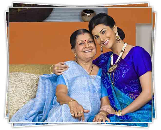 Newly married brides mother in law relationship happy family  ()