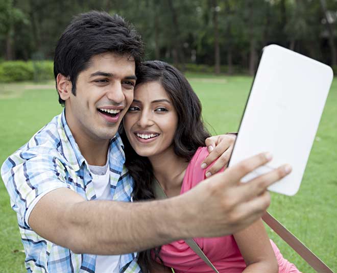 किसिंग सेल्फी न करें पोस्ट These fourteen social media activities are not safe for your personal life ()