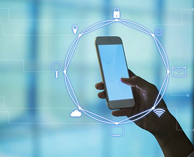 अपनी पर्सनल आइडीज को न करें शेयर These fourteen social media activities are not safe for your personal life ()