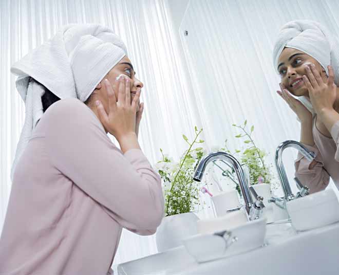 मॉश्चराइज़र लगाएं expert beauty tips for skin care in summer in