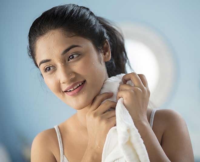 चेहरे को दो बार धोएं expert beauty tips for skin care in summer in