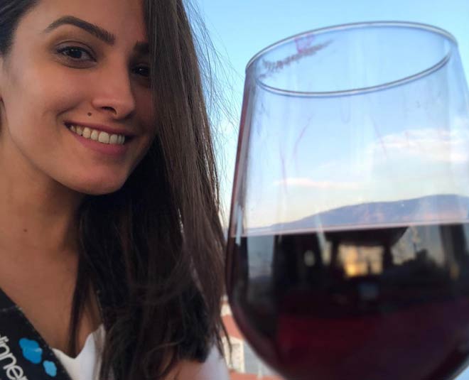 anita hassanandani romantic photos 