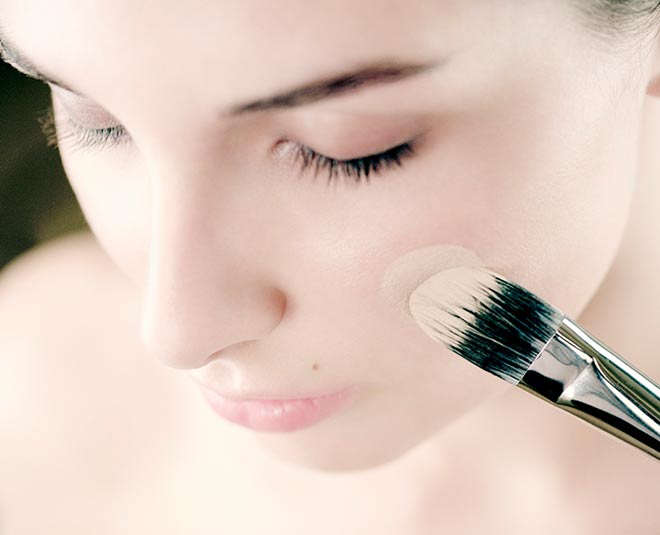 फाउंडेशन की कई परतें common makeup mistakes for first date inside