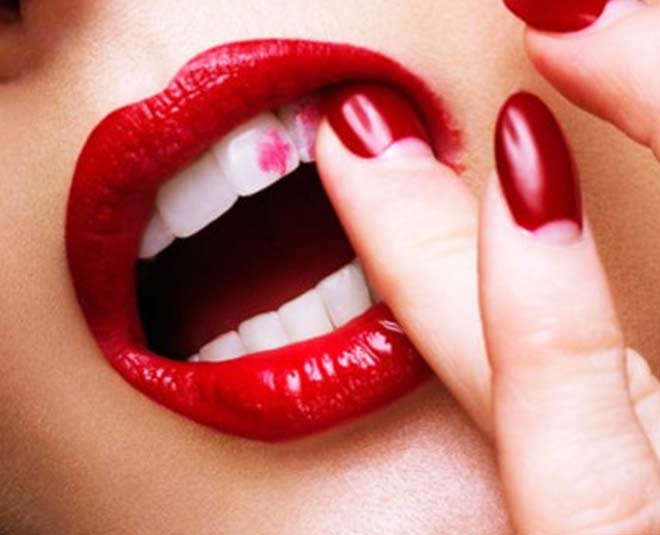 दांतों पर लिपस्टिक common makeup mistakes for first date inside