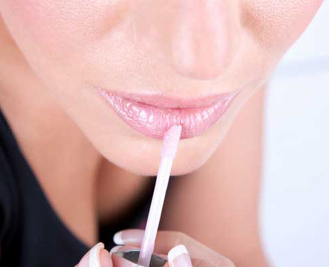 स्टिकी लिपग्लॉस common makeup mistakes for first date inside