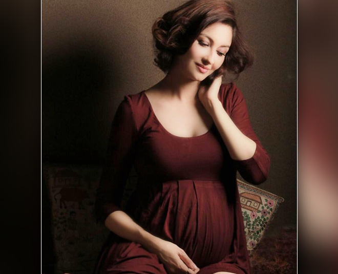 Tv actress saumya tandon is practicing gomukhasana these days for normal delivery  